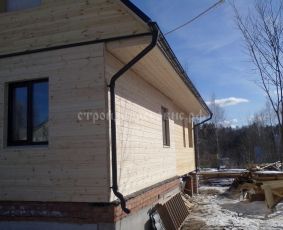 Отделка сруба снаружи, возведение крыши